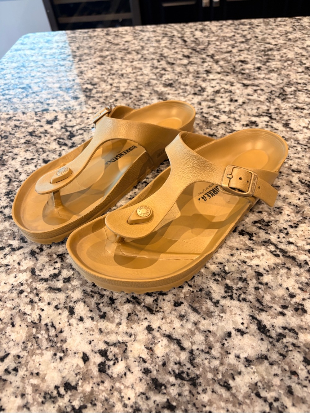 Brand New Women’s Size 40/8 to 9.5 Birkenstock Gizeh Thong Sandals in Gold